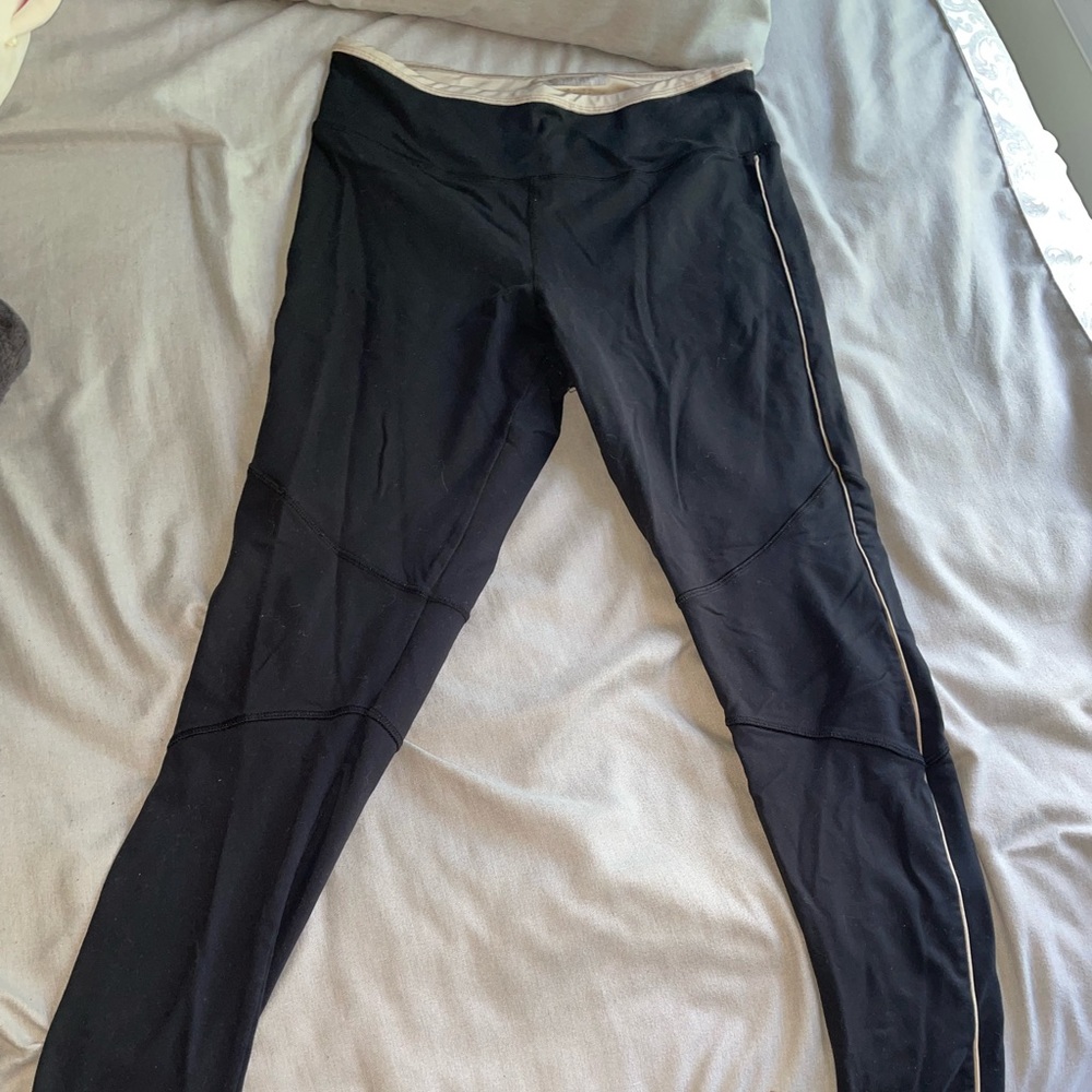 Black and beige active leggings